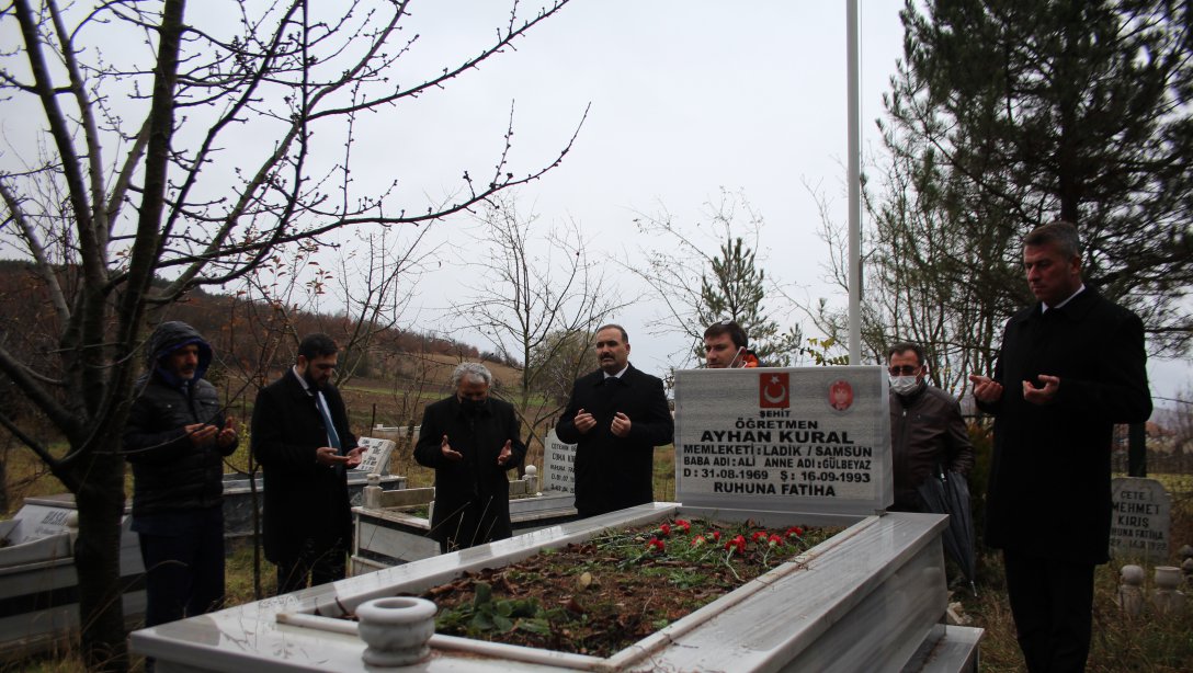 Şehit Öğretmen Ayhan KURAL'ın Kabir Ziyareti 
