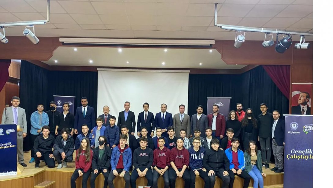 Büyükşehir Belediyesi Gençlik Hareketi çalıştayı Akpınar Fen Lisesi Konferans salonunda yapıldı