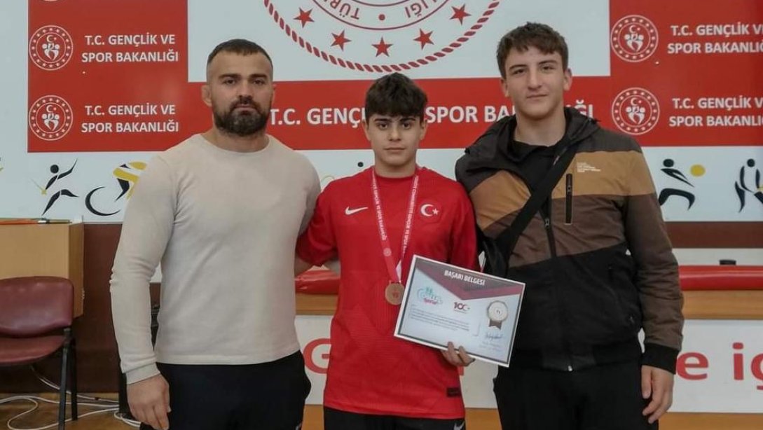 Çağrı KATMERLİKAYA Gençler Serbest Güreş'te Türkiye 3.'sü Oldu